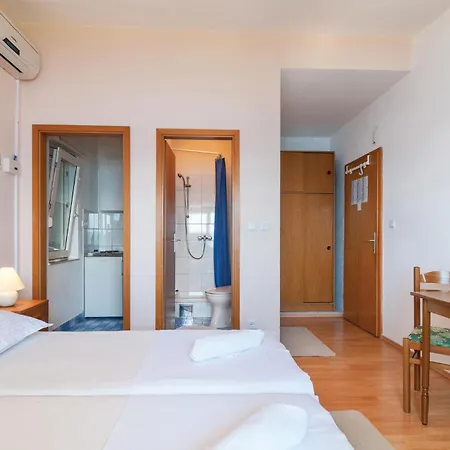 8 Bedroom Stunning In Holiday home *