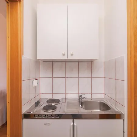 8 Bedroom Stunning In *