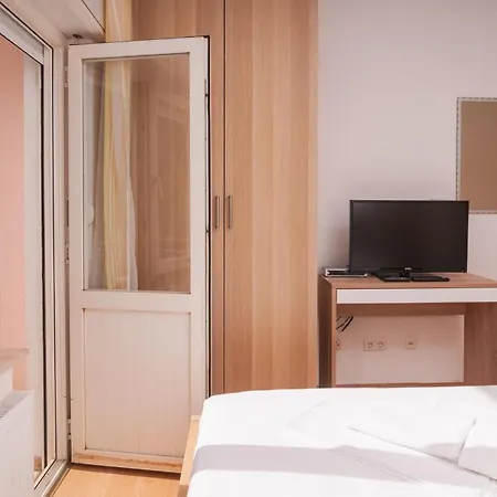 8 Bedroom Stunning In Holiday home Omis
