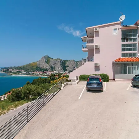 8 Bedroom Stunning In Holiday home