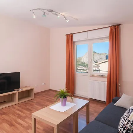 Holiday home 8 Bedroom Stunning In Omis
